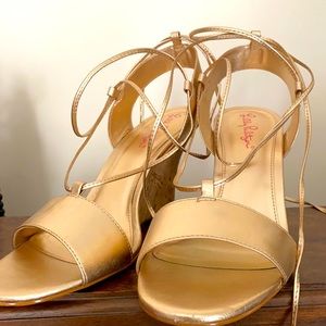 Size 9.5 Lilly Pulitzer gold wedge. Minimal wear.